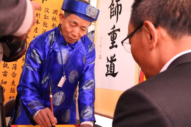 Calligraphic pieces with their fine and deep themes can educate Hanoi's youths in preserving and promoting good national traditional values.