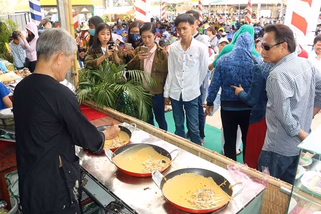 The seventh Southern Traditional Cake Festival themed “Origin of the homeland cake” is taking place in the Mekong Delta city of Can Tho.