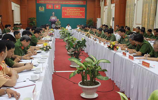 General To Lam speaks at the working session.