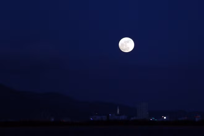 The big full moon as seen from Da Nang's Son Tra Peninsula at around 6:30 p.m. At around 9 p.m. on Monday (local time), the moon came closest to earth since 1948. The shortest distance, known as "perigee," was 221,525 miles (356,510 km) and 7 percent less than usual.