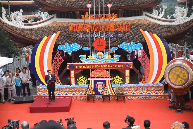The Perfume pagoda is a vast and striking complex of pagodas and Buddhist shrines built into the karst cliffs of Huong Tich Mountain (Mountain of the Fragrant Traces). The 3-month long Perfume pagoda festival drew 1,5 million visitors last year.
