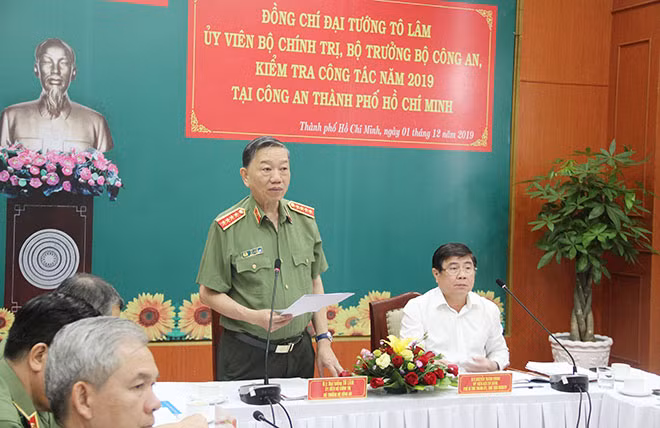 General To Lam speaks at the working session.