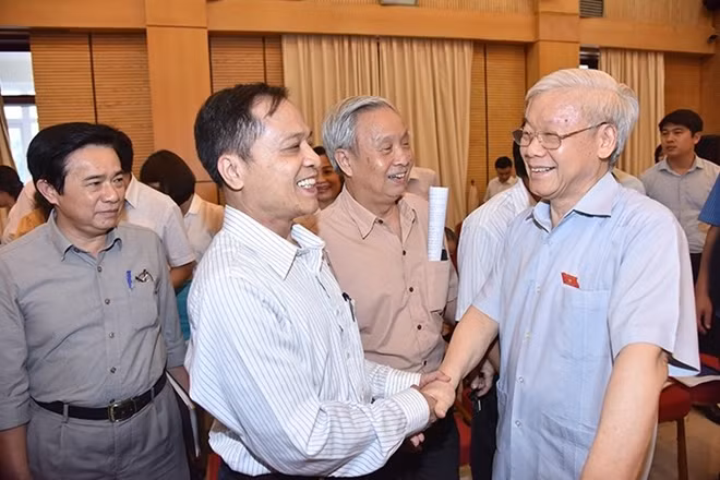 Party General Secretary Nguyen Phu Trong meeting with voters in Hanoi.