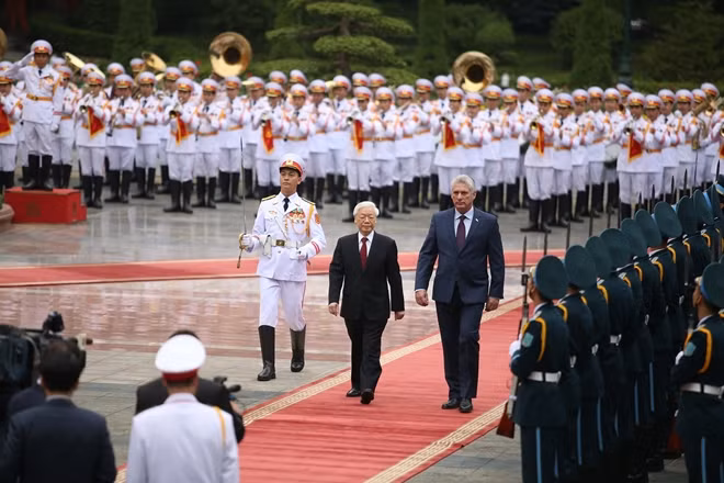Party General Secretary, President Nguyen Phu Trong and President of the Council of State and Council of Ministers of Cuba Miguel Mario Diaz Canel Bermudez inspected the guard of honor at the welcome ceremony.