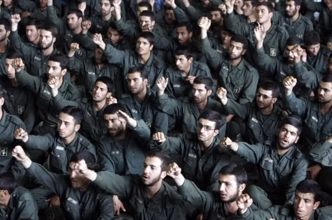 File Photo - Iranian revolutionary guard corps chant slogans during Friday prayers in Tehran May 26, 2006. REUTERS/Raheb Homavandi