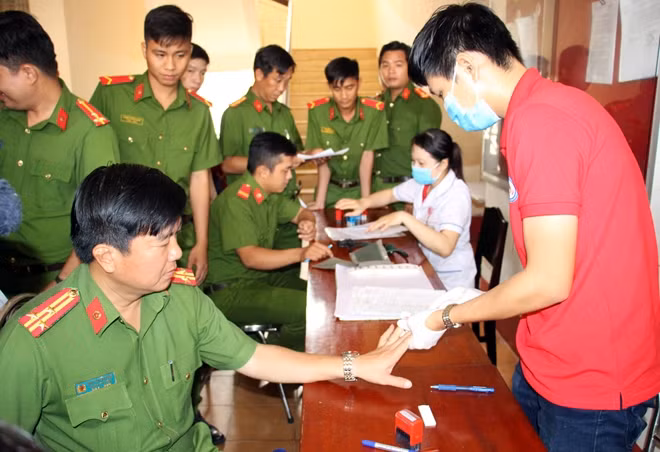 Southwest Mobile Police Regiment’s officers actively participate in blood donation ảnh 1