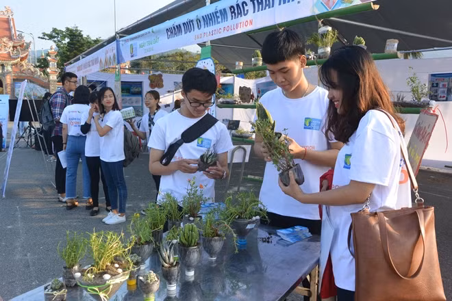 Da Nang Earth Day event draws thousands of people.