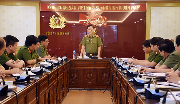 Deputy Minister Nguyen Van Son works with Thanh Hoa Police.