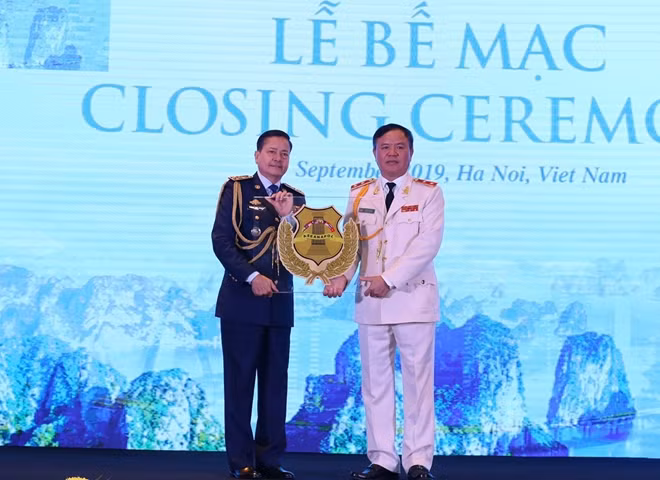Lieutenant General Tran Van Ve presenting the ASEANAPOL’s logo to Cambodian National Police Chief, General Neth Savoeun.