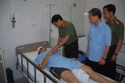 Major General Doan Duy Khuong visits Major Ta Trong Binh at Vietnam- Germany hospital