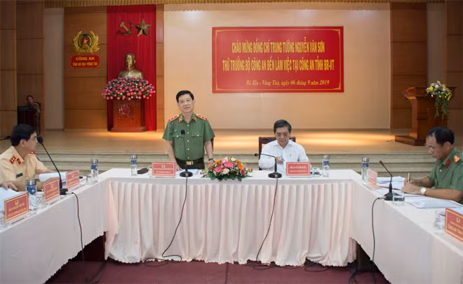 Deputy Minister Nguyen Van Son speaks at the event.