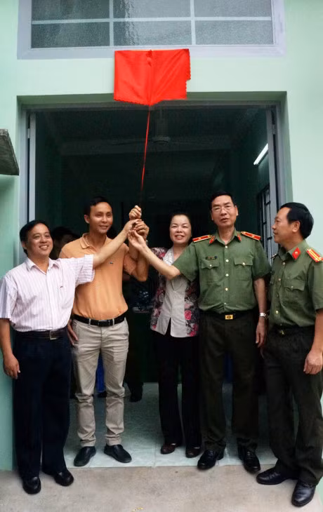 Major General Pham Van Mien handing over an office building to the Executive Board of Residential Quarter 3, Tan Hung Ward, District 7, Ho Chi Minh City.