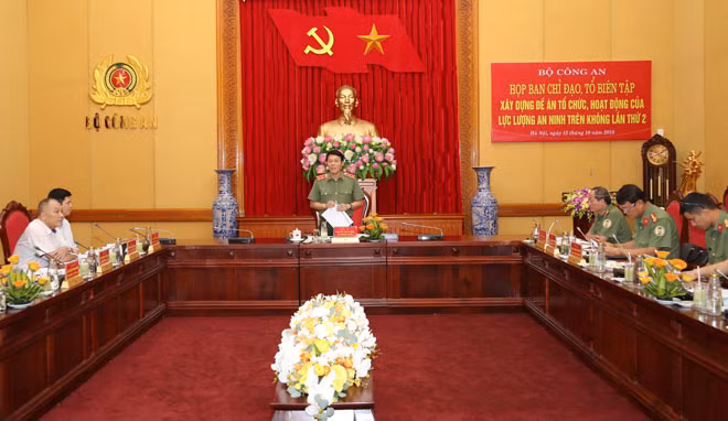 Deputy Minister Luong Tam Quang speaks at the meeting.