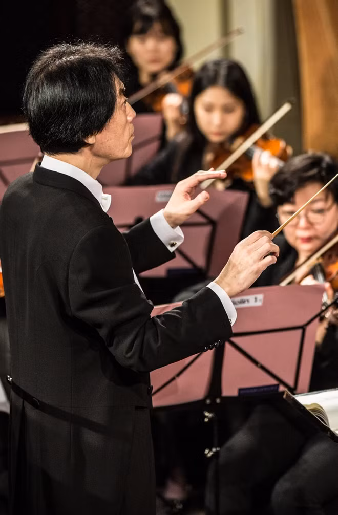 The conductor also receives Austrian Culture Ministry Award and Music Association of Korean.