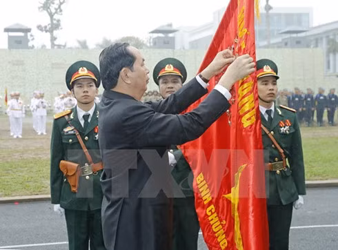 President Tran Dai Quang presents a Military Order of Feat of Arms, first class, to the Commando Arm
