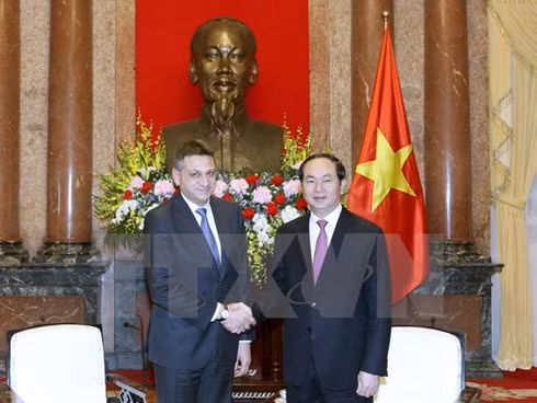 President Tran Dai Quang (R) and Chairman of the State Intelligence Agency of Bulgaria Dragomir Dimitrov (L)