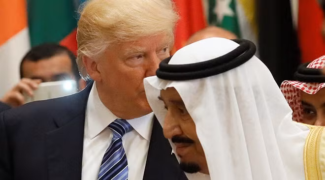 U.S. President Donald Trump and Saudi Arabia's King Salman bin Abdulaziz Al Saud (R) May 21, 2017. © Jonathan Ernst / Reuters