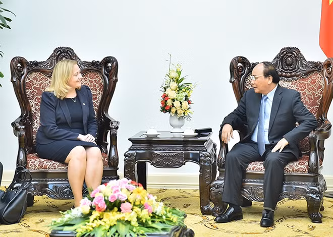 Prime Minister Nguyen Xuan Phuc and Irish Ambassador Cait Moran