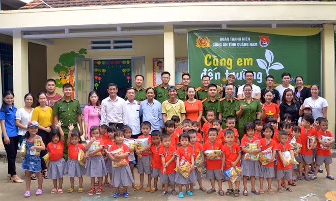 Quang Nam Police’s youth builds a playground for children. Quang Nam Police’s youth builds a playground for children.