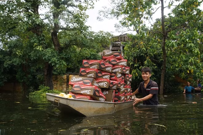 The local authorities have mobilized armed forces to evacuate the residents of Tan Tien and Nam Phuong Tien communes from the dangerous flooded areas. The local authorities have mobilized armed forces to evacuate the residents of Tan Tien and Nam Phuong Tien communes from the dangerous flooded areas.