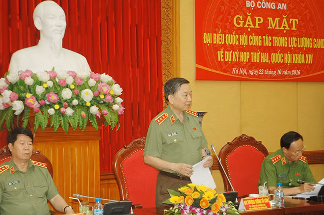Minister To Lam speaks at the meeting.
