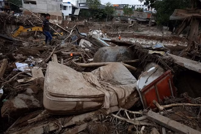 A man looks at a destroyed area, after flooding and mudslides caused by heavy rains leading several rivers to overflow, pushing sediment and rocks into buildings and roads, in Mocoa, Colombia April 2, 2017. REUTERS/Jaime Saldarriaga
