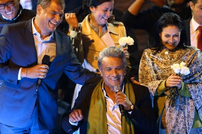 Ecuadorean presidential candidate Lenin Moreno (C) celebrates alongside Ecuadorean President Rafael Correa (L) and his wife Rocio Gonzalez during a national election day in a hotel, in Quito, April 2, 2017. REUTERS/Mariana Bazo