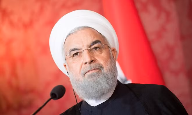 Iran MPs summon Rouhani as U.S. pressure squeezes economy ảnh 1