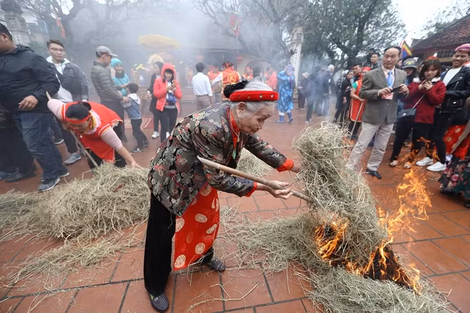 Competitors often play a little trick on the organising board: they make many heaps of ash on the ground and hide their rice cooker in one of them so that the board’s member will take longer time to find their cooker, ensuring the rice will be well-cooked..