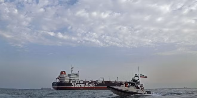 Britain tells Iran: release ship to 'come out of the dark' ảnh 1