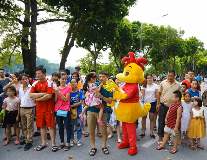 The event was open for the public and attended by Indonesian citizens living in Hanoi, representatives of Embassies in Hanoi, foreign visitors and attracted hundreds of Vietnamese people to participate, especially in the street dance “Gemu Famire” and “Poco Poco”.