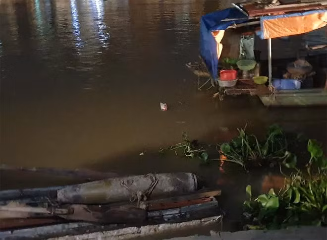 The 250kg bomb, 30cm in diameter and 160cm in length, was found on August 18 afternoon by a swan caretaker, named Ha Van Cham, in Tam Bac river.
