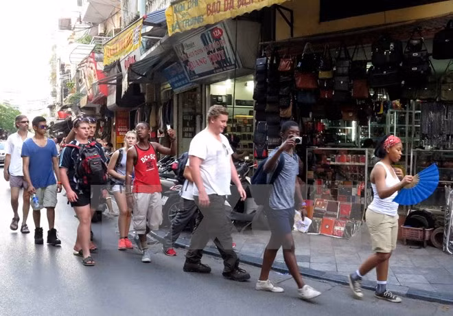 Tourists in Hanoi's streets. (Photo:VNA) Tourists in Hanoi's streets. (Photo:VNA)