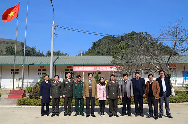 Deputy Minister Bui Van Nam visiting Van Ho district.