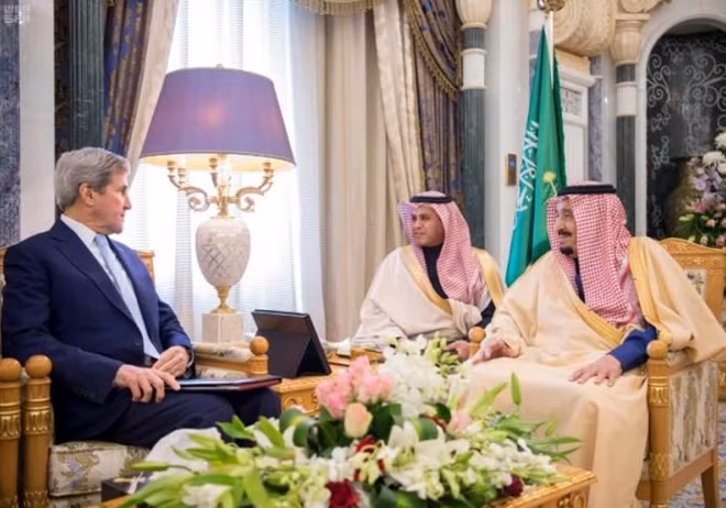Saudi King Salman (R) meets with U.S. Secretary of State John Kerry in Riyadh, Saudi Arabia December 18, 2016. Saudi Press Agency/Handout via REUTERS