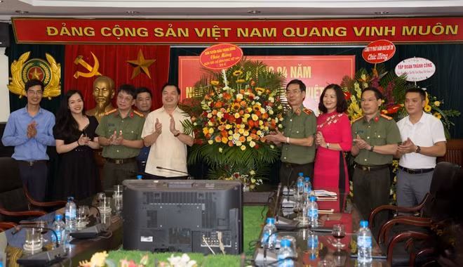 Deputy Head of the PCC Commission for Information and Education Le Manh Hung and leaders of the Public Security Newspaper.