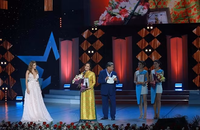 Hong Anh at the award ceremony.