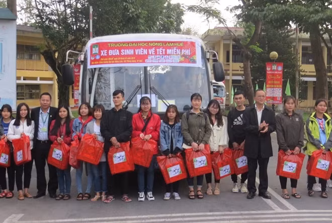 The University of Agriculture and Forestry under Hue University organized 10 free busses for hundreds of poor students to return home to celebrate the 2019 Tet (Lunar New Year festival) with their families.
