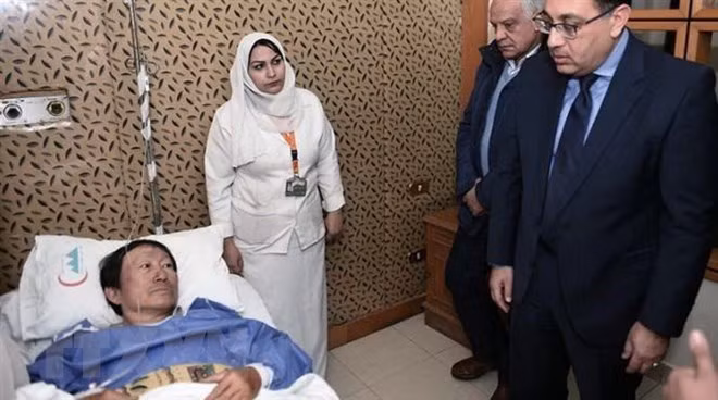 Egyptian PM visits injured Vietnamese tourists in roadside bomb.