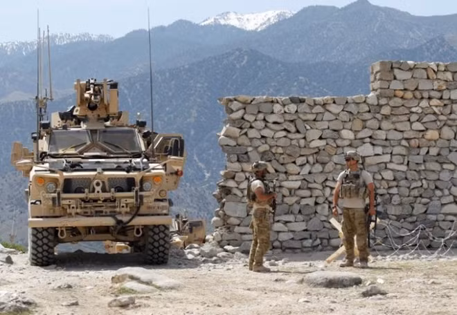 U.S. soldiers stand guard near the site of a U.S. bombing in the Achin district of Nangarhar province in eastern Afghanistan April 15, 2017. REUTERS/Parwiz