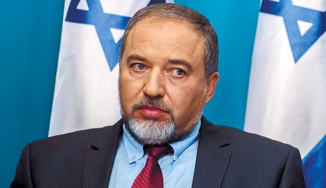 Israeli defense minister quits over Gaza truce in blow to Netanyahu ảnh 1