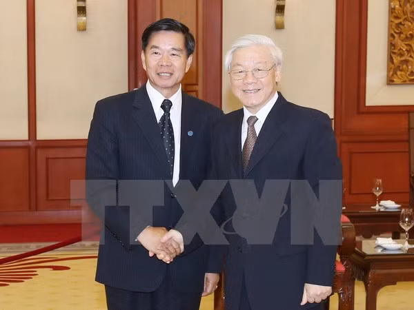 Party leader Nguyen Phu Trong receiving Governor of Laos’ Vientiane capital, Sinlavong Khoutphaythoune