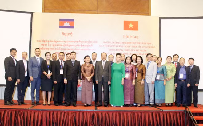 Deputy Minister Le Quy Vuong and other delegates at the event.