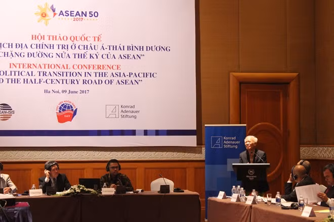 Former Deputy Prime Minister Vu Khoan speaking at the event.