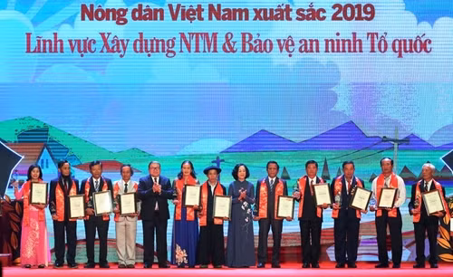 Outstanding farmers with contributions to new-style rural area building and national defense honored at the event.
