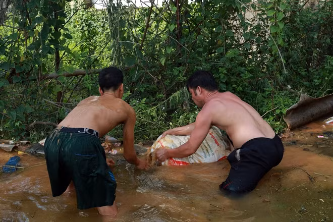 After five days, eight villages in the two communes still remain deep in water after a section of the dyke of the Bui River broke, and the residents are facing numerous of difficulties, particularly lack of clean water and electricity. After five days, eight villages in the two communes still remain deep in water after a section of the dyke of the Bui River broke, and the residents are facing numerous of difficulties, particularly lack of clean water and electricity.