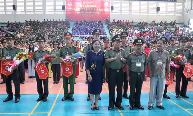 The Organizing Committee offered flowers and Souvenir Flags to contest teams.