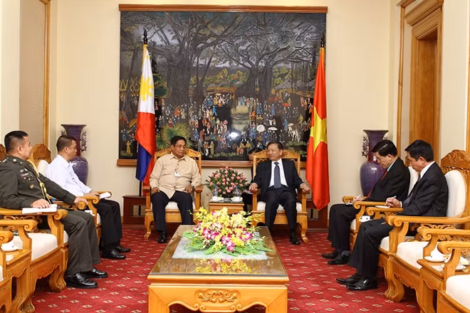 Minister To Lam and Mr. Hermogenes Esperon at the meeting.