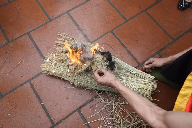 The rice cooking contest include 3 contents: water bringing exam, fire building exam and rice cooking contest. The rice cooking contents include rice pounding, white rice choosing and rice cooking.