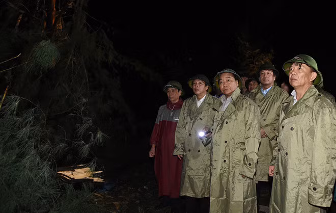PM Nguyen Xuan Phuc cancels scheduled meetings in the Southern localities to fly to Quang Binh province. Photo: VGP